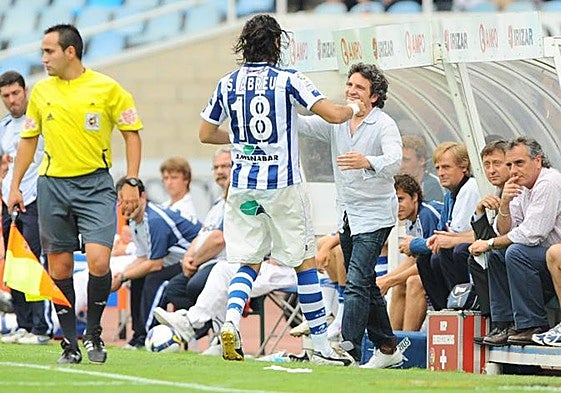 Abreu acude a abrazar a Juanma Lillo con su particular '18' o '13' a la espalda tras marcar un gol