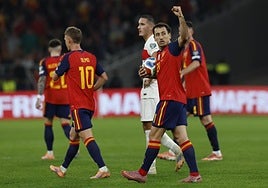 Oyarzabal celebra un gol con la selección en un partido de clasificación para el Mundial 2026.