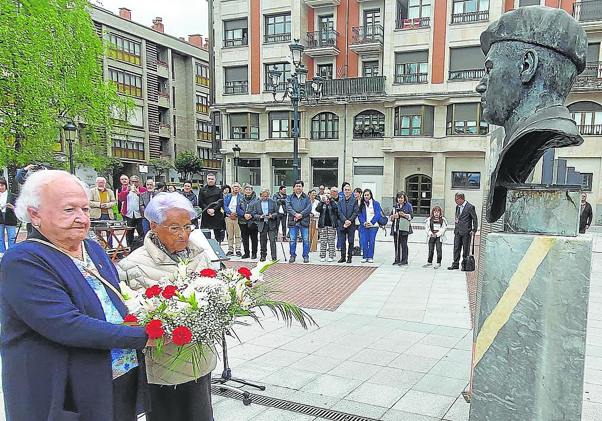 Crucita Etxabe y Mari Carmen Agirre, en uno de los homenajes celebrados en Gernika a las víctimas del bombardeo