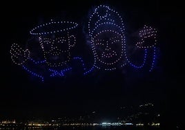 Momento del espectáculo de drones en la Bahía de La Concha.