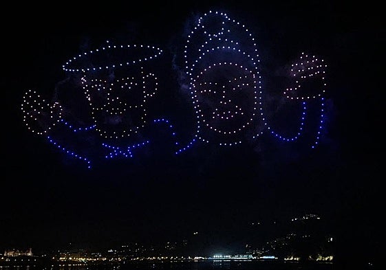 Momento del espectáculo de drones en la Bahía de La Concha.