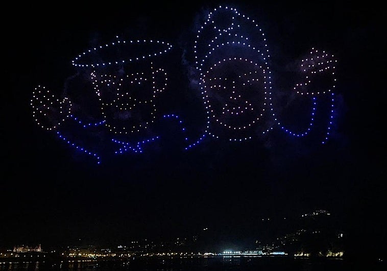 Momento del espectáculo de drones en la Bahía de La Concha.