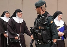 Las dos detenidas, sor Isabel y sor Paloma, seguidas por sor Belén, el pasado mes de julio en el juzgado de Briviesca.