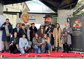 Presentación de la campaña navideña, realizada este viernes en la plaza Areizaga-Kalebarren, a la que ya han llegado Olentzero y Mari Domingi y en la que junto a los comerciantes han estado los alcaldes de Zumarraga y Urretxu.