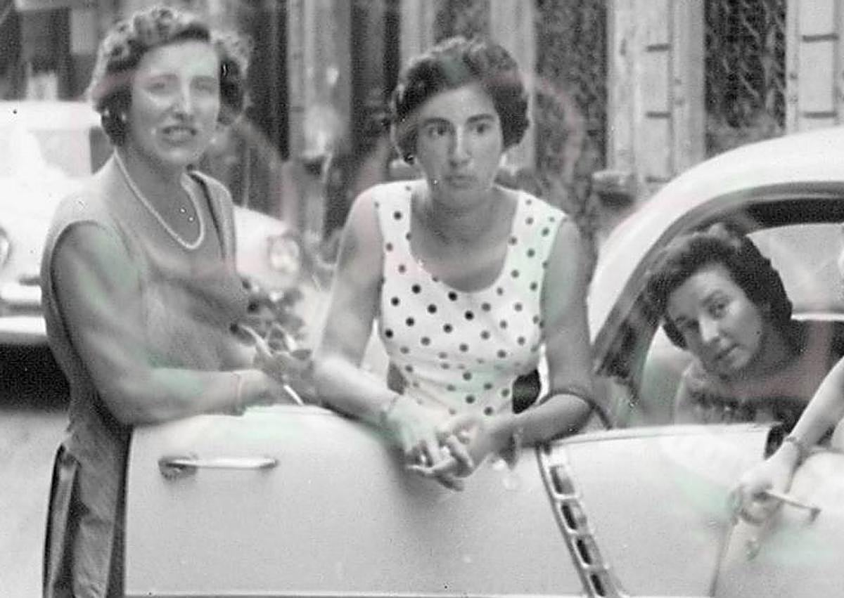 Imagen secundaria 1 - Agustina Otaola durante su etapa en los frontones. En la segunda foto, en La Habana junto a 'Chiquita de Anoeta' (i) y Eladia Altuna 'Irura', las consideradas tres mejores raquetistas de la historia.