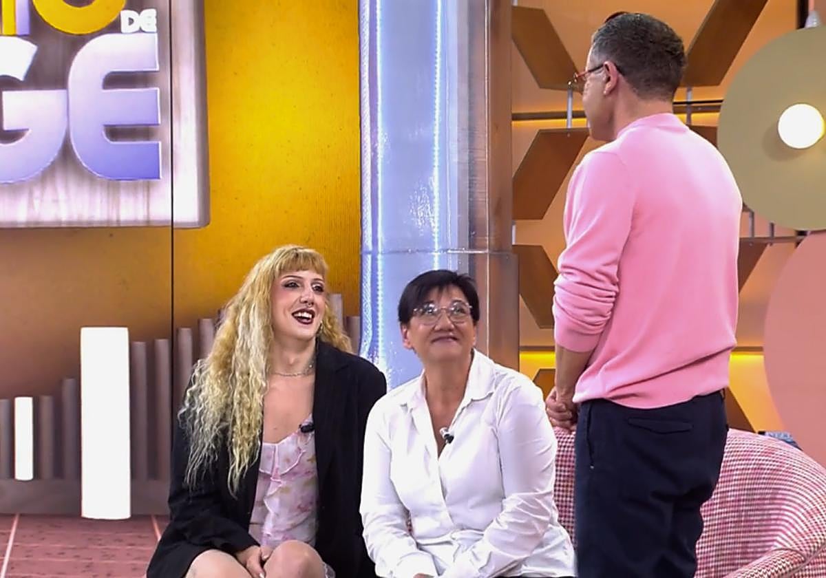 Alicia con su madre Mayte y Jorge Javier en el programa de Telecino.