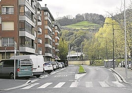 Entre el barrio de Alliri y la trasera de la avenida de Álava se pretenden ganar nuevos espacios de aparcamiento en batería.