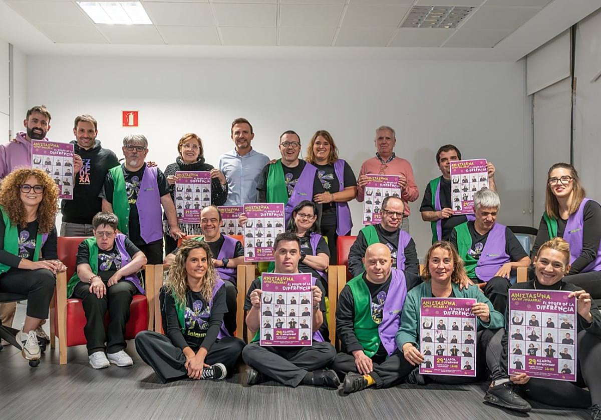 Miembros de Jalgune y representantes municipales en la presentación del festival.
