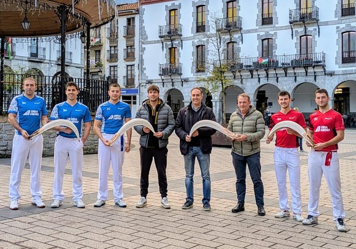 Ion Oteiza Azpeitiko Udaleko Kirol batzordeburua, Xabier Gonzalez Oriamendi 2010eko gerentea, Carlos Larrañaga Epi kristaldegiko ordezkaria eta txapelketan parte hartuko dute zortzi pilotarietatik bost.