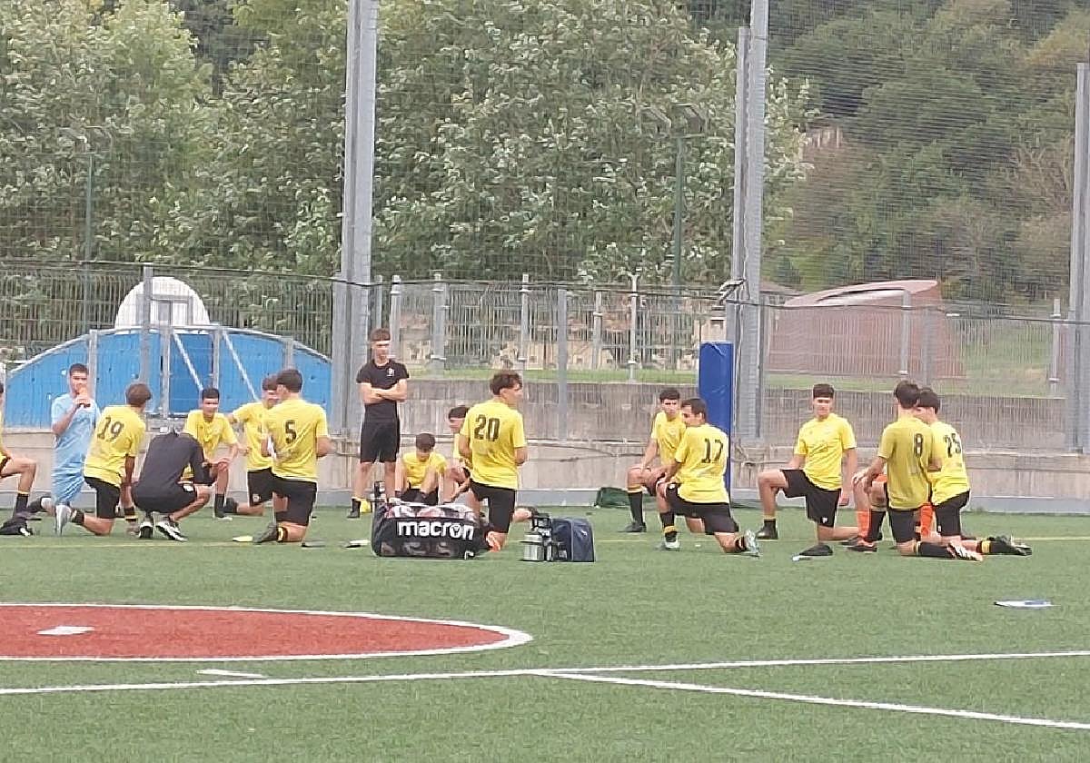 Ohorezko jubenil taldeak bihar eguerdian jokatuko du.