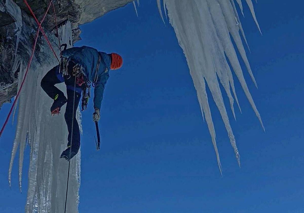 Josu Merino, durante una de las ascensiones en hielo.