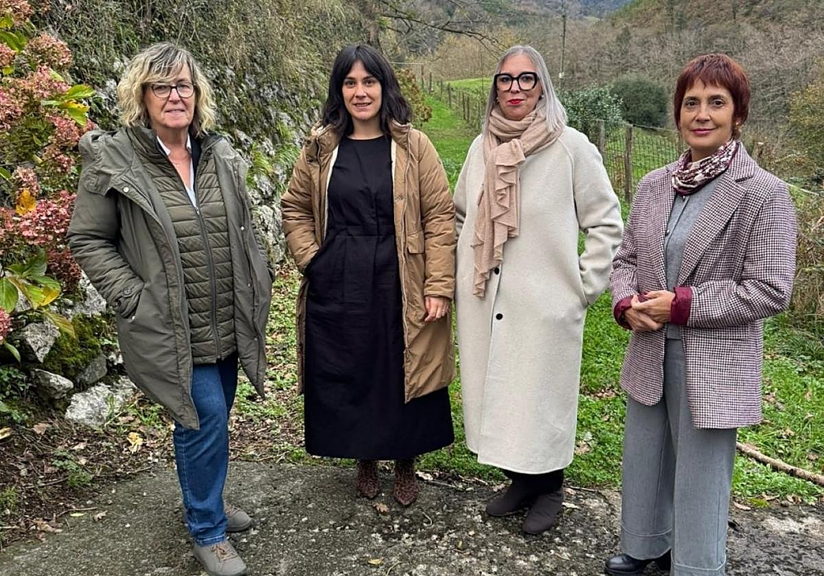 Representantes de EAJ-PNV de Elgoibar y Mendaro en el lugar de Altzola en el que está previsto que arranque el bidegorri a Mendaro.