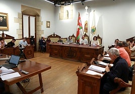 La corporación municipal estuvo reunida por espacio de casi tres horas en el pleno.