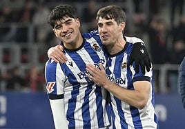 Jon Martín, sonriente con Aritz tras ganar a Osasuna en El Sadar