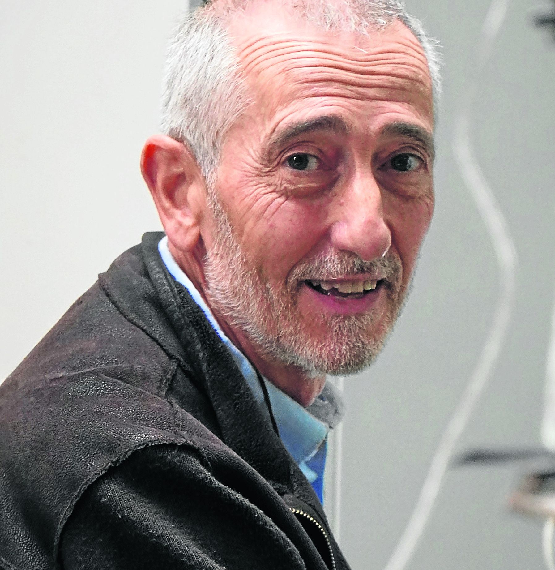 El profesor Mikel Etxaniz Añorga posa en las aulas de Pasaia Lezo Lizeoa antes de emprender viaje a Madrid,