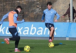Gorka Carrera, pisando el balón, en el entrenamiento del viernes en Zubieta.