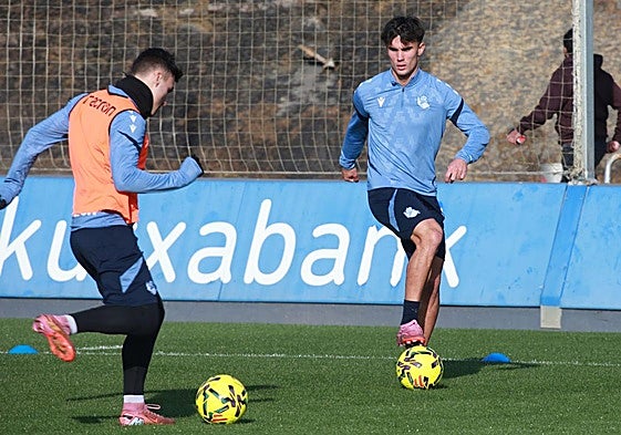 Gorka Carrera, pisando el balón, en el entrenamiento del viernes en Zubieta.
