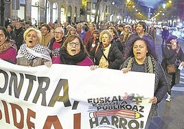 En torno a 3.000 personas se manifestaron ayer en Bilbao a favor de la escuela pública en un contexto en el que el Gobierno ha activado una mesa contra la segregación escolar.