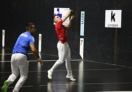 Ander Imaz suelta la derecha ante Iker Larrazabal en el Madalensoro.