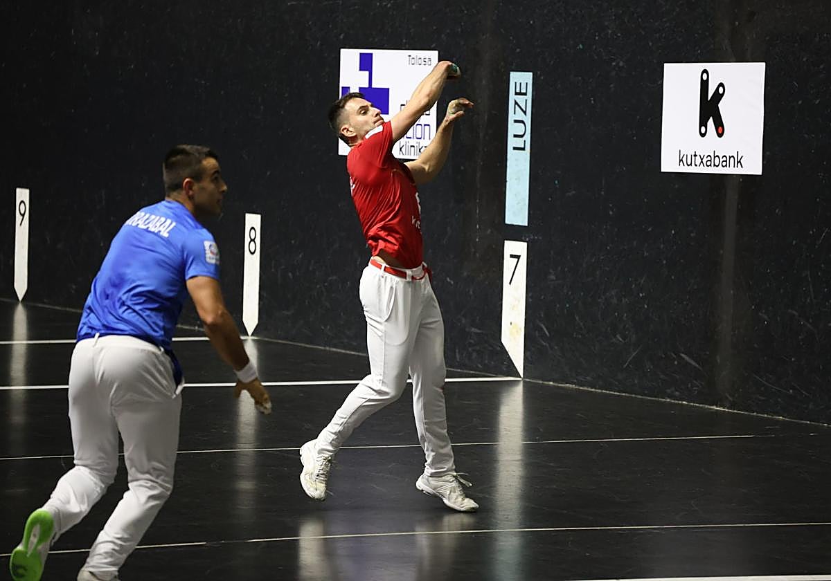 Ander Imaz suelta la derecha ante Iker Larrazabal en el Madalensoro.