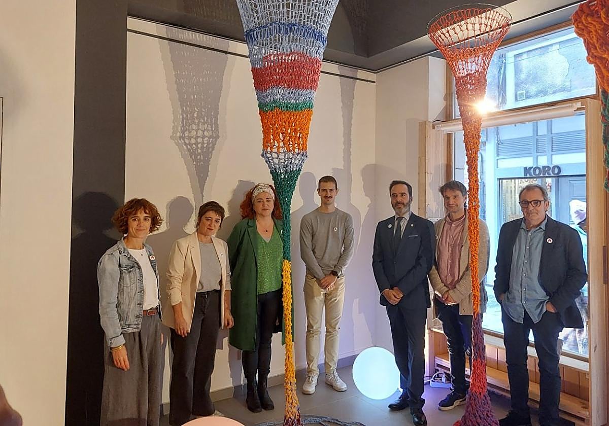 Los alcaldes de los municipios de Oarsoaldea junto a Javier Hurtado, consejero de de turismo, comercio y consumo.