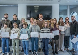Representantes municipales con los ganadores de los concursos literarios de este año.