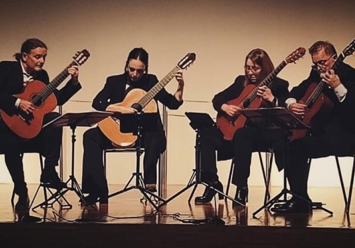 Seila González, Manuel Paz, Jesús Prieto y Carmen Cuello con sus guitarras.