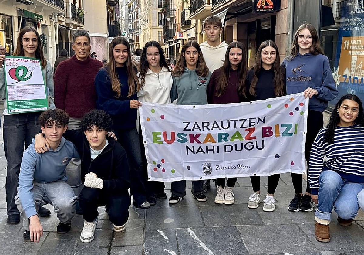 Aurtengo pegatina eta bideo lehiaketaren sarituak ostiral eguerdian sariak jaso ondoren.