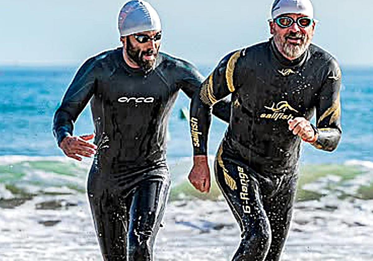 Ioseba Mateos, a la izquierda, llegando a la meta en la travesía de Valencia.