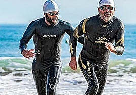 Ioseba Mateos, a la izquierda, llegando a la meta en la travesía de Valencia.