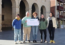 Los concejales de EH Bildu Aiako Harria Gaztelumendi, Agustin Lekuona, la alcaldesa Joana Mendiburu, Garazi Urdampilleta y Olaia Lasa.