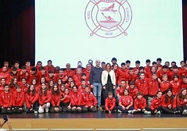 Deportistas y entrenadores de la Sociedad Deportiva Santiagotarrak, junto con el presidente Arellano y la alcaldesa Laborda, al final de la presentación celebrado en Ficoba.
