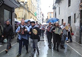 Trikitilariek eta dultzaineroek alaitu dituzte herriko kaleak goizean zehar.