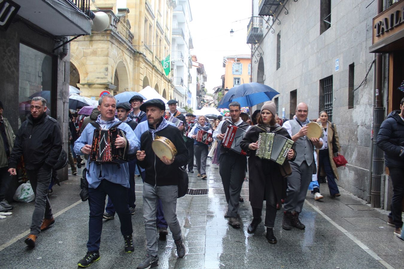 Bizi irudietan Azkoitiko San Andres jaia