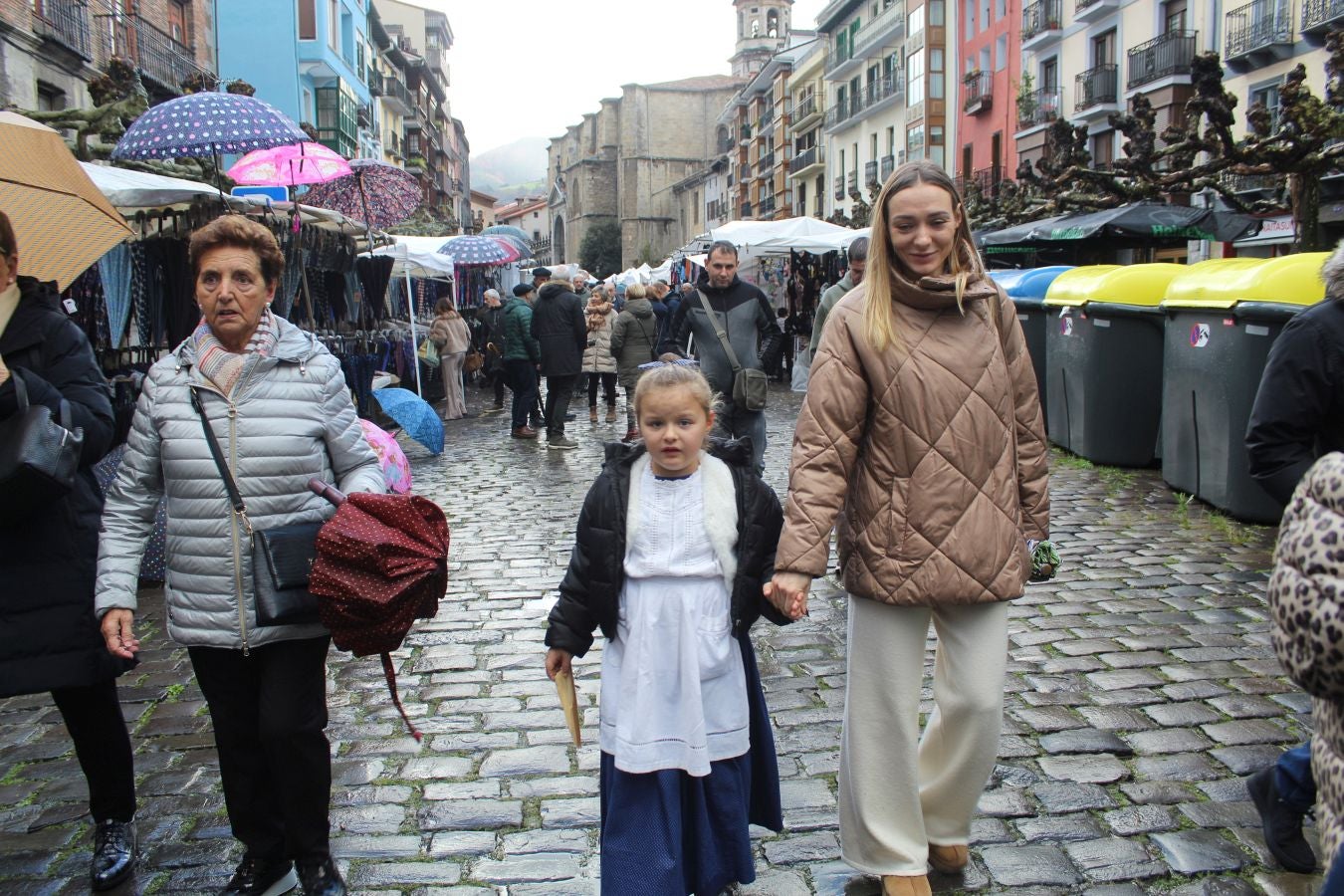 Bizi irudietan Azkoitiko San Andres jaia