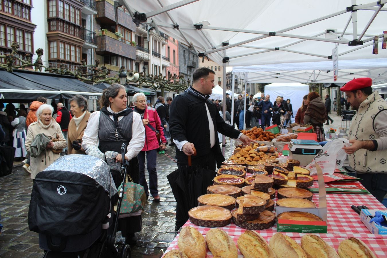 Bizi irudietan Azkoitiko San Andres jaia
