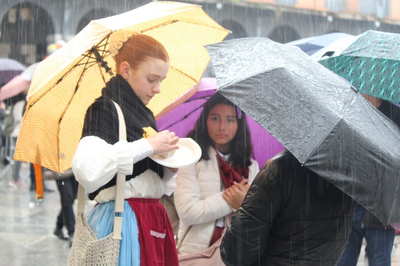 Bizi irudietan Azkoitiko San Andres jaia