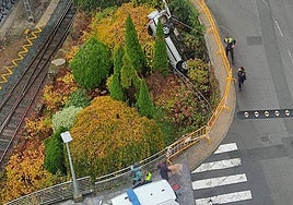 El coche accidentado anoche en una imagen tomada este domingo.