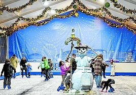Se abrió el sábado la pista de hielo situada en el paseo de Francia. Esta es la gran novedad de la campaña navideña de este año. Hasta el 19 de diciembre, entre semana, por las mañanas será para grupos con reserva y por las tardes para el público. Los fines de semana y festivos estará abierta para todo el público, al igual que a partir del día 19.