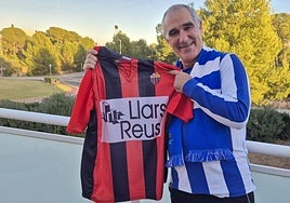 Guerrico, vestido de txuri-urdin, posa con la camiseta del Reus.