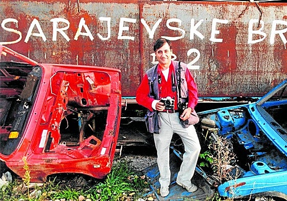 Noviembre de 1993. Gervasio Sánchez posa con su cámara en Sarajevo durante la guerra.