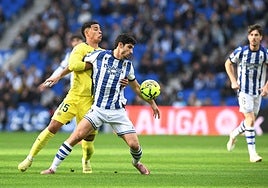 Gonçalo Guedes intenta jugar de espaldas con la presencia por detrás del defensor del Villarreal Mouriño.