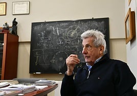 Pedro Miguel Etxenike, reflexivo durante un momento de la entrevista en su despacho del DIPC. morquecho