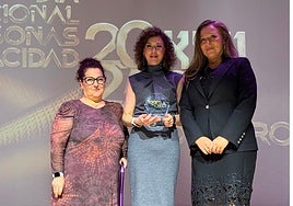 Pilar Quesada, Tesorera FAAM; Marisa Merino, directora de Ospitalarioak , y Rebeca Gómez, delegada de Justicia de la Junta de Andalucía en Almería.