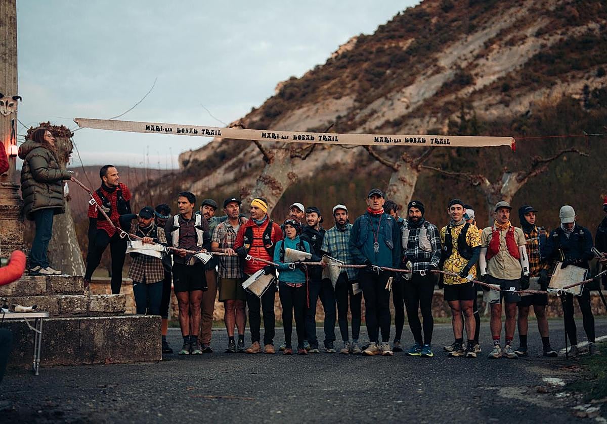 Mendi lasteketaren partaideak irteera puntuan.