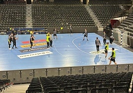 El Bidasoa, en el entrenamiento de ayer en el Flens-Arena, antes conocido como Campushalle, sede del partido de esta tarde.