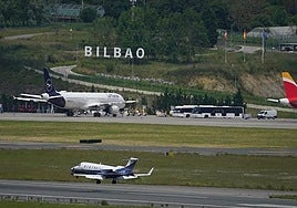 Vista del aeropuerto de Loiu.