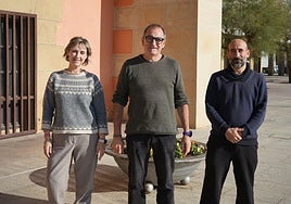 El alcalde, Teo Alberro, en el centro de la imagen, junto con los tenientes de alcalde, Aintzane Taberna y Julen Rodríguez.