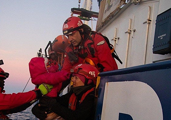 Momento en el que los voluntarios asisten a un bebé.