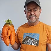 Matías Cid con la zanahoria cultivada en su huerta de Urretxu.
